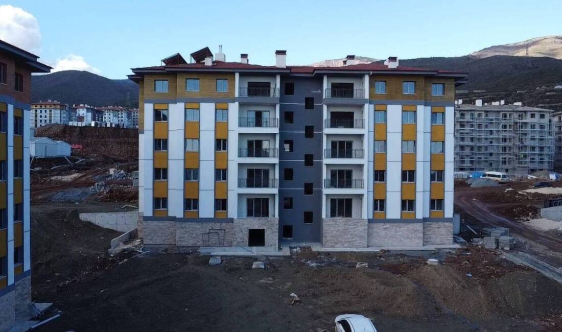 Hatay’da TOKİ’den konut sahibi olan vatandaşlar, anahtarlarını almasına rağmen eksiklikleri