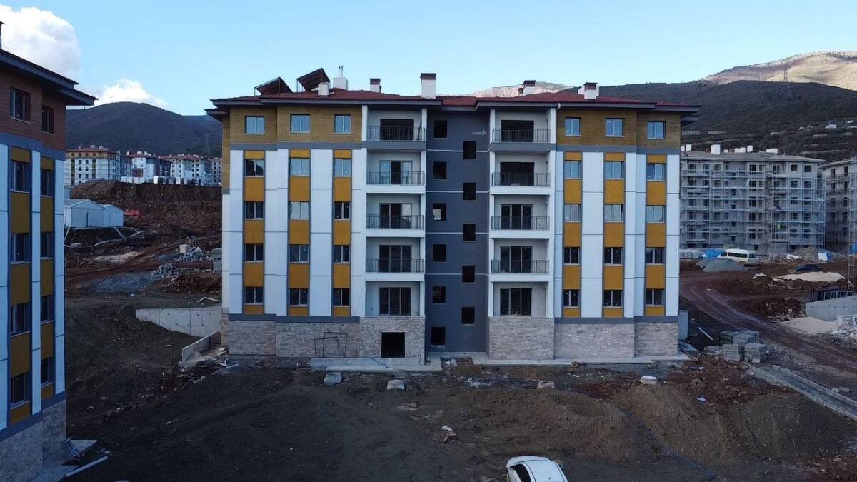 Hatay’da TOKİ’den konut sahibi olan vatandaşlar, anahtarlarını almasına rağmen eksiklikleri