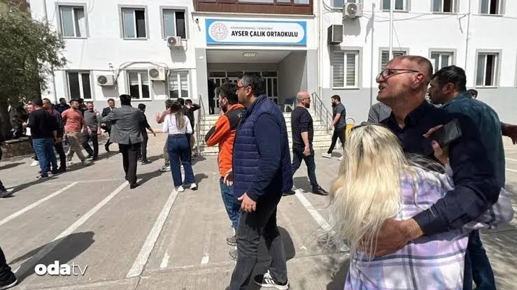 Kahramanmaraş’ta bir ortaokulda yaşanan silahlı saldırı Türkiye’yi yasa boğdu. Aynı