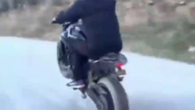 Hatay’ın İskenderun ilçesinde motosikletiyle tehlikeli akrobatik hareketler yaparak bu anları