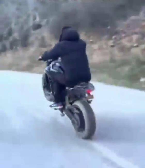 Hatay’ın İskenderun ilçesinde motosikletiyle tehlikeli akrobatik hareketler yaparak bu anları