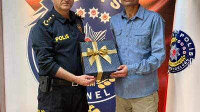 Hatay’ın İskenderun ilçesinde görev yapan bir polis memurunun, okul girişinde