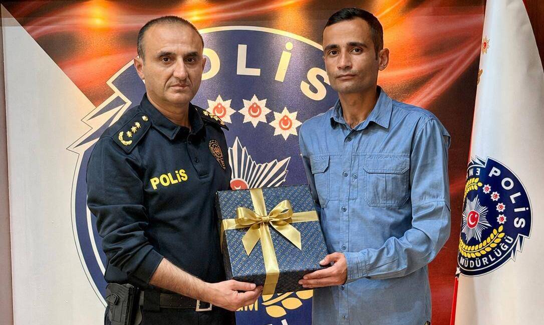 Hatay’ın İskenderun ilçesinde görev yapan bir polis memurunun, okul girişinde