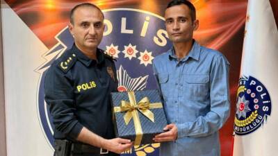 Hatay’ın İskenderun ilçesinde görev yapan bir polis memurunun, okul girişinde