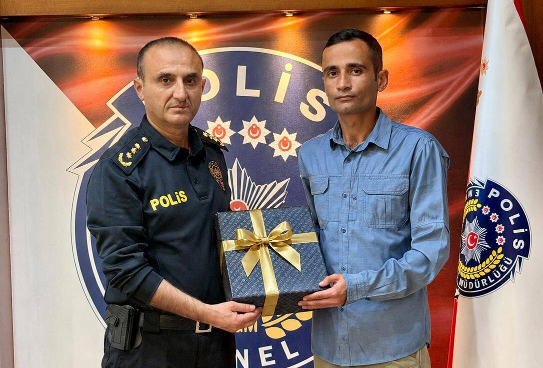 Hatay’ın İskenderun ilçesinde görev yapan bir polis memurunun, okul girişinde