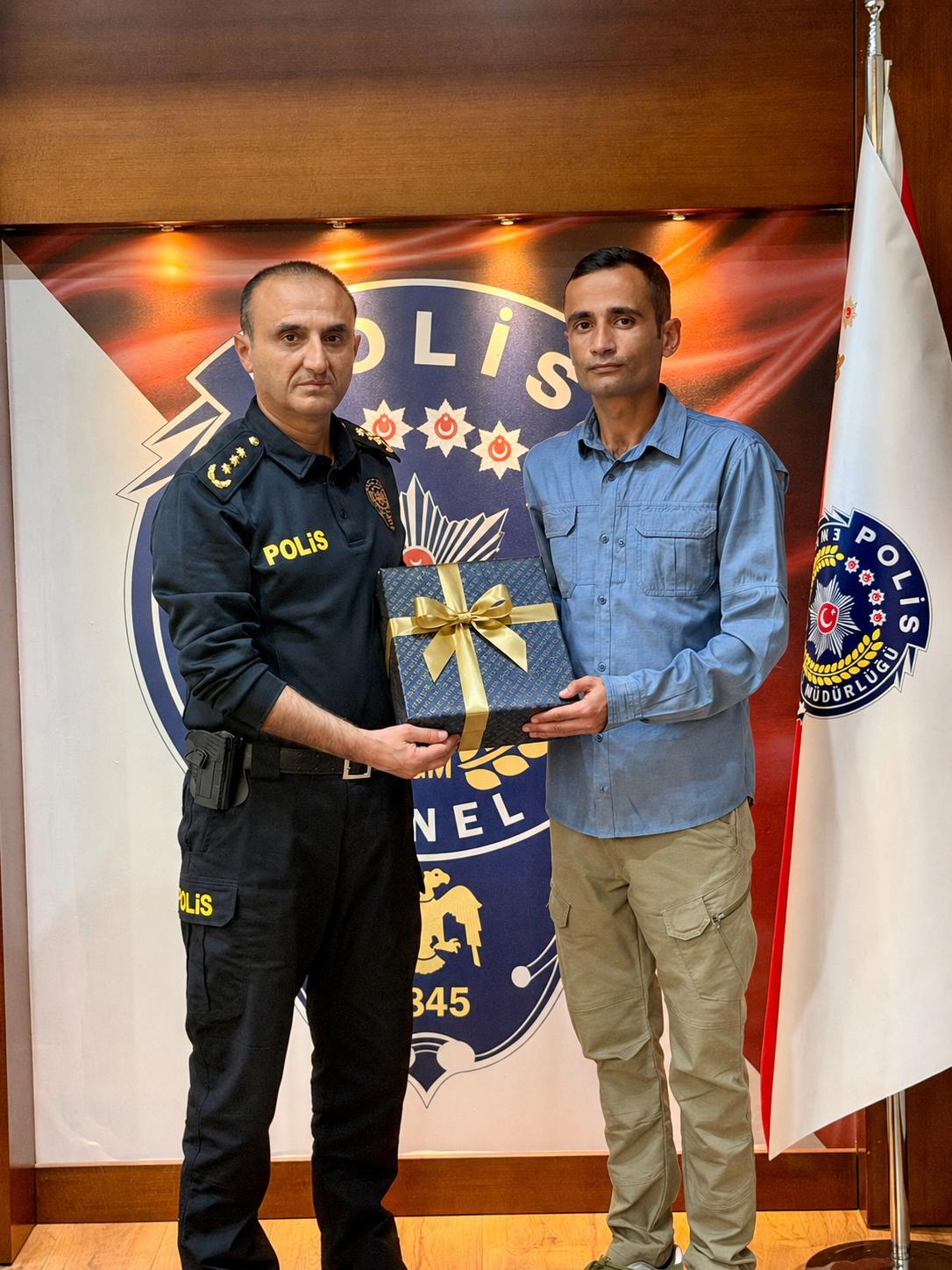 Hatay’ın İskenderun ilçesinde görev yapan bir polis memurunun, okul girişinde