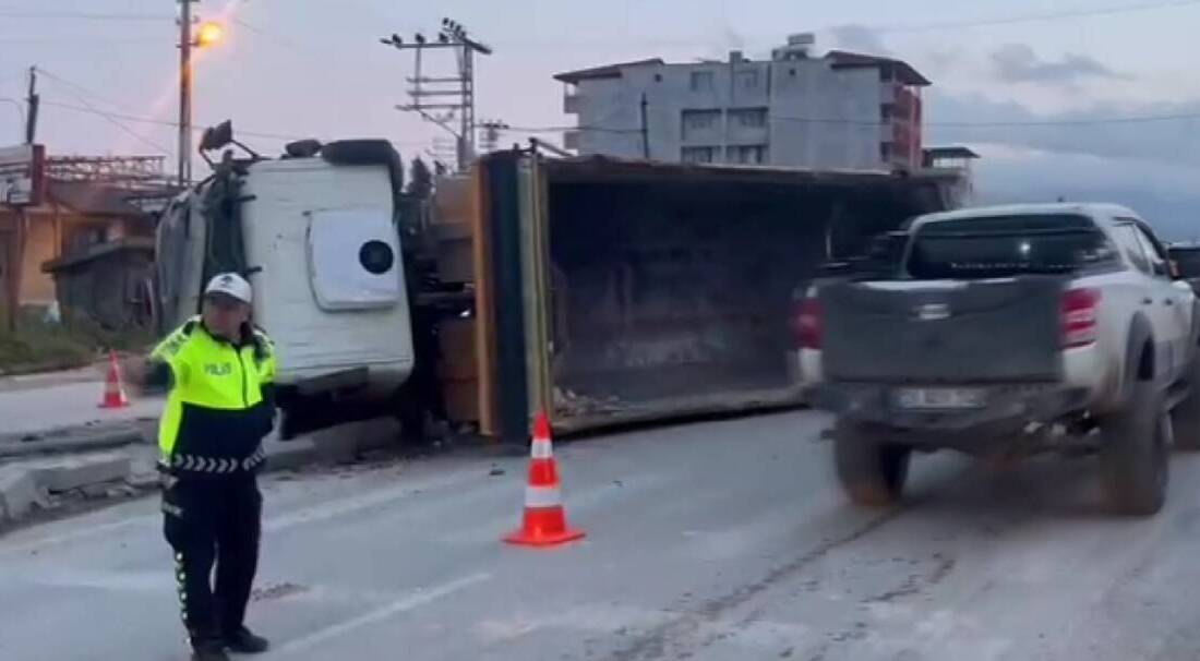 Hatay’ın Defne ilçesinde meydana gelen trafik kazasında, kontrolden çıkan hafriyat