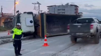 Hatay’ın Defne ilçesinde meydana gelen trafik kazasında, kontrolden çıkan hafriyat