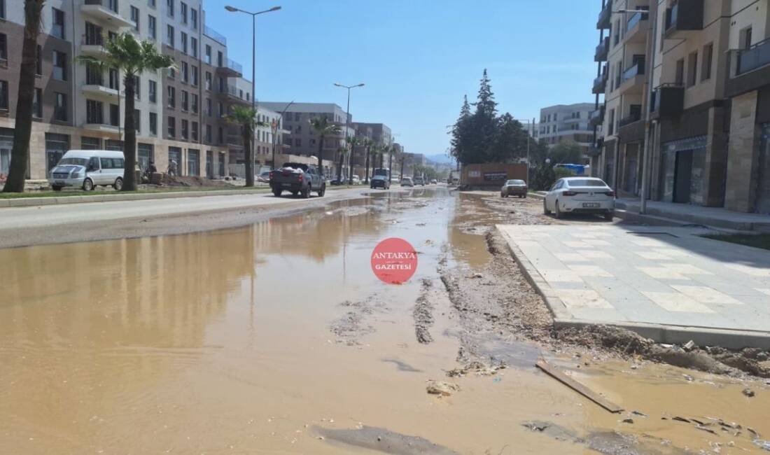 Genel Şükrü Kanatlı Caddesi’nde taşan kanalizasyon suyu Atatürk Caddesi’ne kadar
