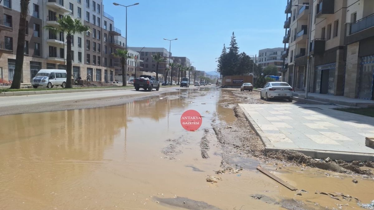 Genel Şükrü Kanatlı Caddesi’nde taşan kanalizasyon suyu Atatürk Caddesi’ne kadar