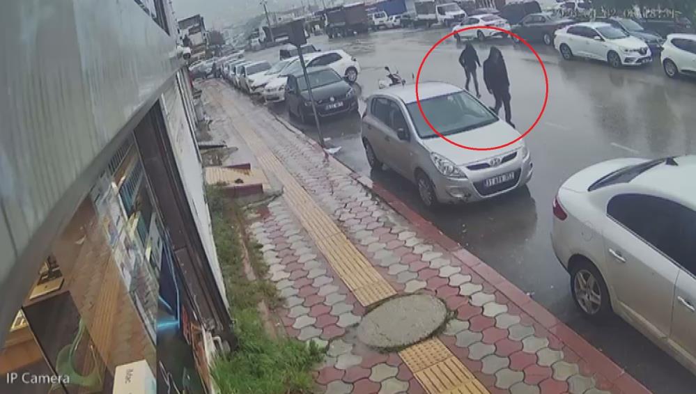 Hatay’da elinde taşıdığı para dolu çantayı sinsice kendisine yaklaşan kapkaççıya