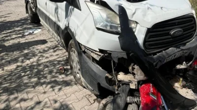 Hatay’ın Dörtyol ilçesinde meydana gelen trafik kazasında kamyonet ile motosikletin