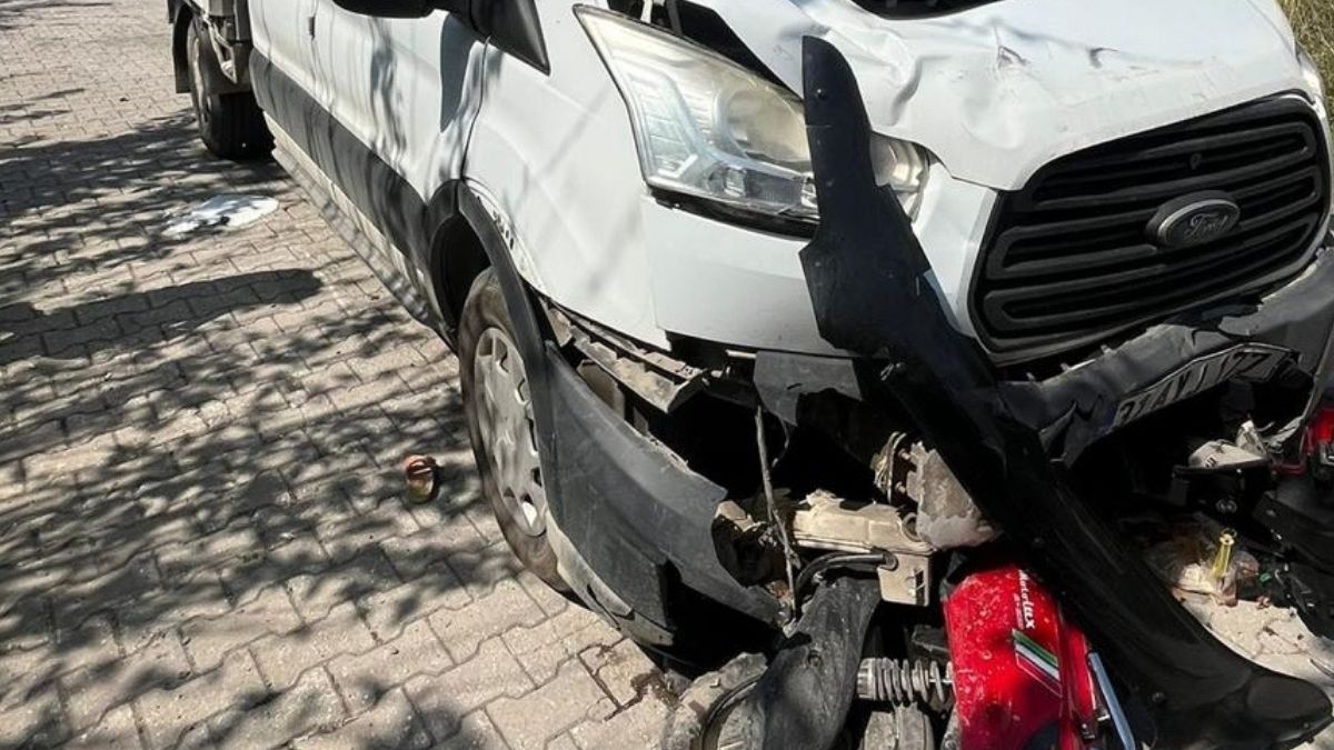 Hatay’ın Dörtyol ilçesinde meydana gelen trafik kazasında kamyonet ile motosikletin