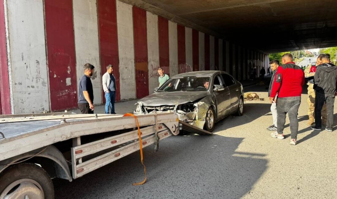 Hatay’ın Dörtyol ilçesinde tünel içinde meydana gelen trafik kazasında otomobilin