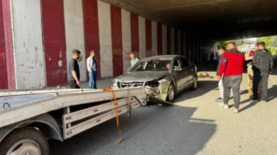 Hatay’ın Dörtyol ilçesinde tünel içinde meydana gelen trafik kazasında otomobilin