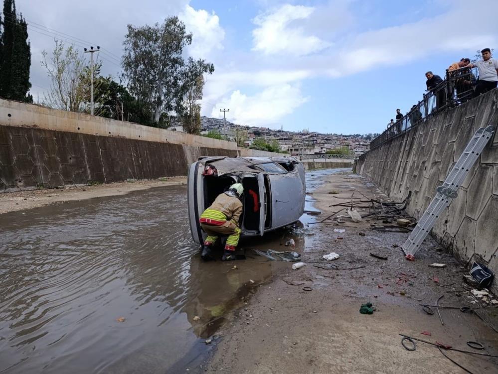 Hatay’ın İskenderun ilçesinde meydana gelen trafik kazasında, kontrolden çıkan bir