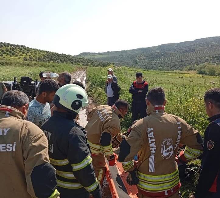 Hatay’ın Antakya ilçesine bağlı Akcurun Mahallesi’nde meydana gelen traktör kazasında