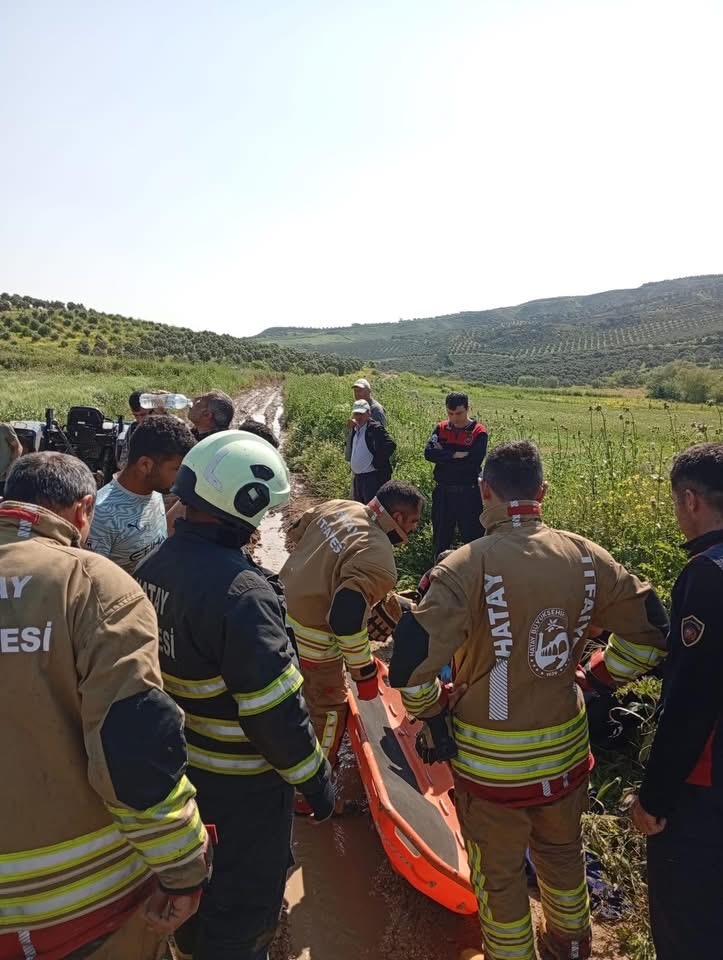 Hatay’ın Antakya ilçesine bağlı Akcurun Mahallesi’nde meydana gelen traktör kazasında