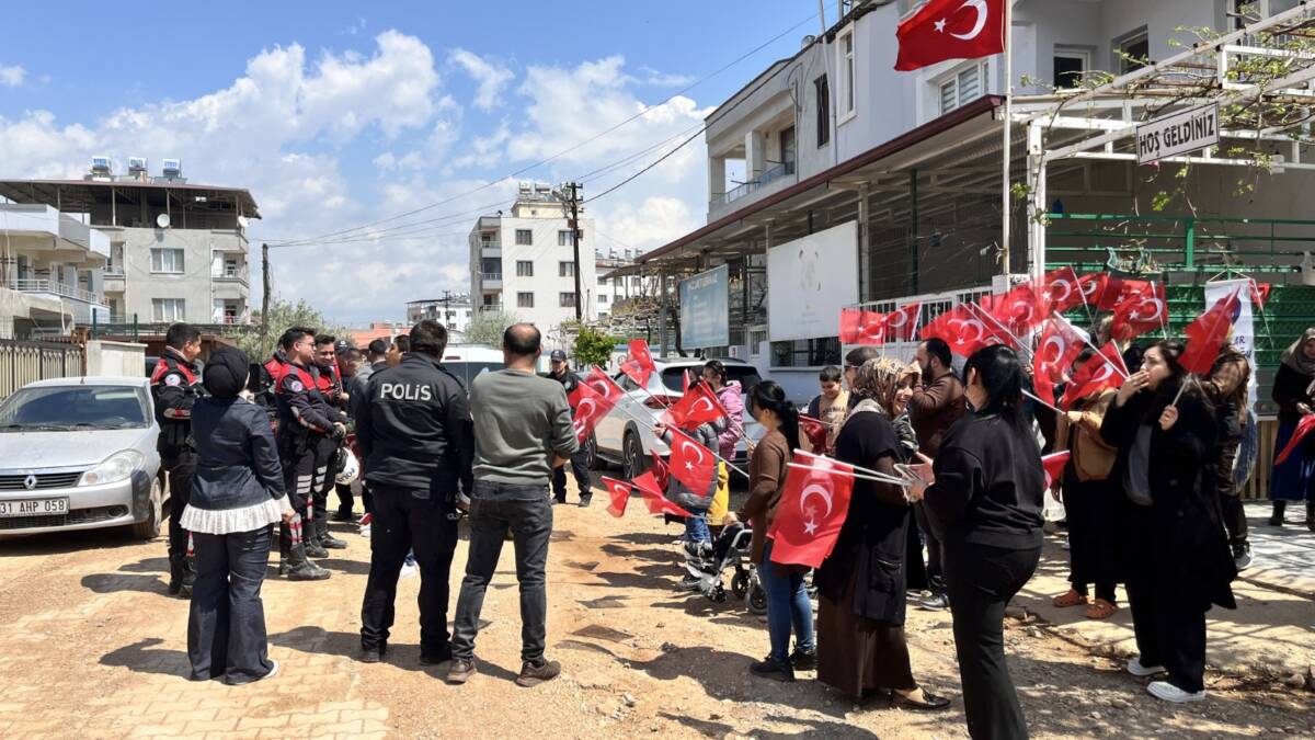 Hatay’ın Kırıkhan ilçesinde öğrenciler, kavga ihbarı şakasıyla polisleri şaşırttı ve