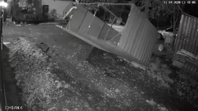 Hatay’da etkili olan kuvvetli fırtına, Dörtyol ilçesinde bir evin bahçesinde