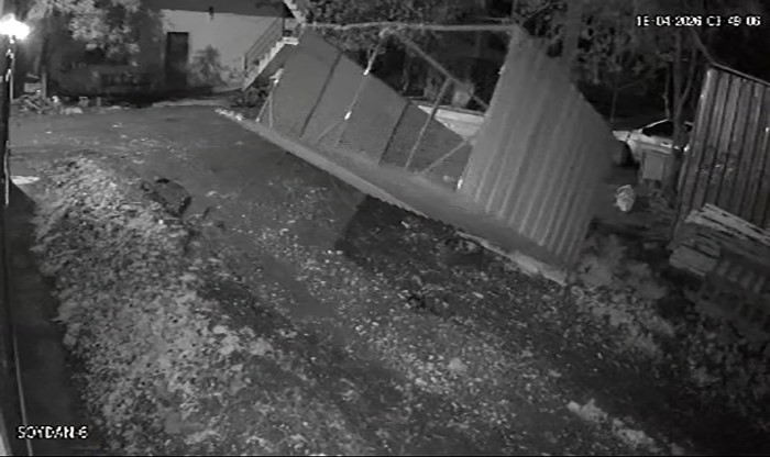 Hatay’da etkili olan kuvvetli fırtına, Dörtyol ilçesinde bir evin bahçesinde