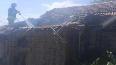 Hatay’ın Kumlu ilçesinde çıkan yangın, bir ailenin evini küle çevirdi.