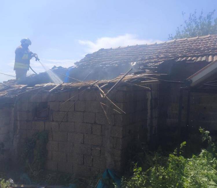 Hatay’ın Kumlu ilçesinde çıkan yangın, bir ailenin evini küle çevirdi.