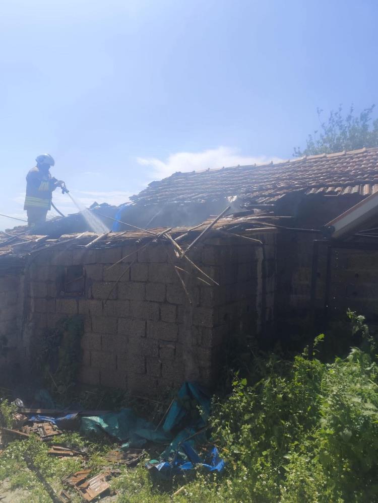 Hatay’ın Kumlu ilçesinde çıkan yangın, bir ailenin evini küle çevirdi.