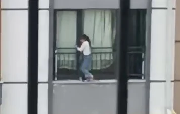 Hatay’ın Antakya ilçesinde bir apartman dairesinin penceresinden çıkan küçük bir