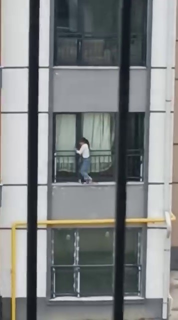 Hatay’ın Antakya ilçesinde bir apartman dairesinin penceresinden çıkan küçük bir