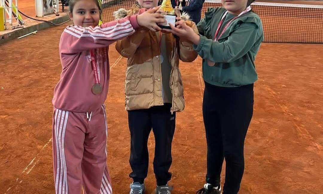 Hatay’da düzenlenen Okullar Arası Minik Kızlar Tenis Turnuvası’nda mücadele eden