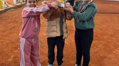 Hatay’da düzenlenen Okullar Arası Minik Kızlar Tenis Turnuvası’nda mücadele eden