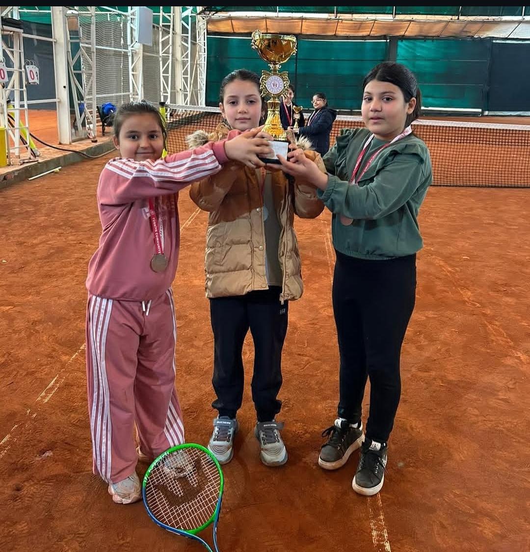 Hatay’da düzenlenen Okullar Arası Minik Kızlar Tenis Turnuvası’nda mücadele eden