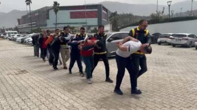Hatay’da Emniyet ekiplerinin aranan şahıslara yönelik gerçekleştirdiği operasyonlarda, çeşitli suçlardan