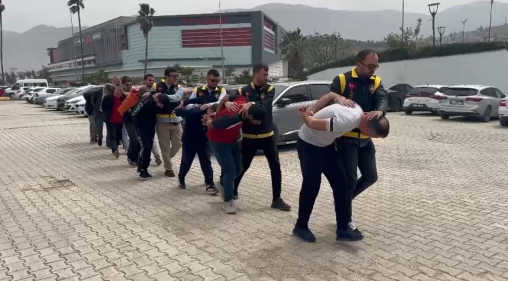 Hatay’da Emniyet ekiplerinin aranan şahıslara yönelik gerçekleştirdiği operasyonlarda, çeşitli suçlardan