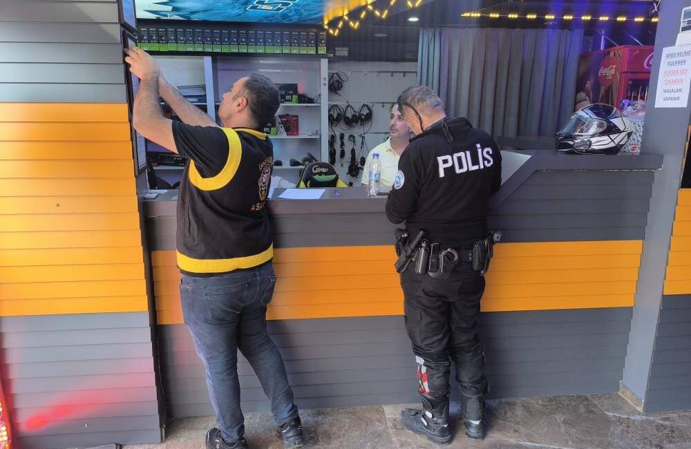 İskenderun’da polis ekipleri, gençleri korumaya yönelik denetimlerde 8 işletmeyi kontrol