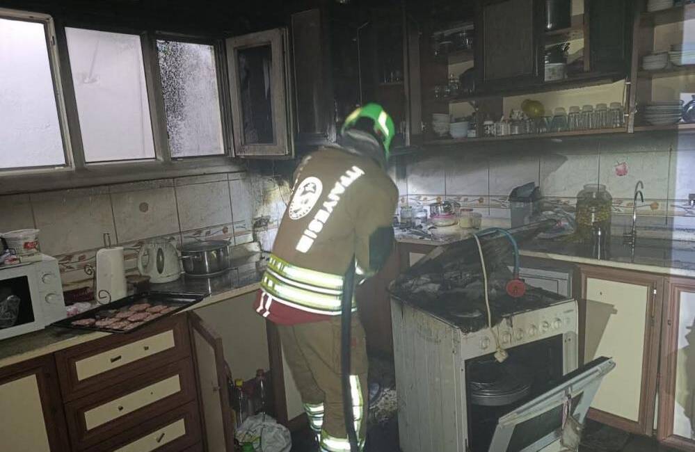 Hatay’ın İskenderun ilçesinde bir evin mutfak bölümünde çıkan yangın, ekiplerin