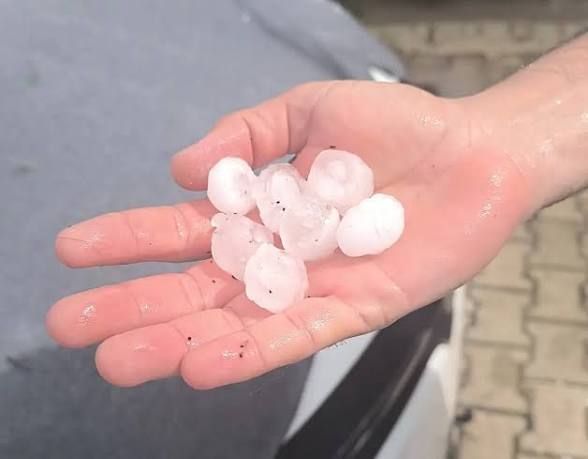 Hatay’ın Reyhanlı ilçesinde etkili olan ceviz büyüklüğündeki dolu yağışı, tarım