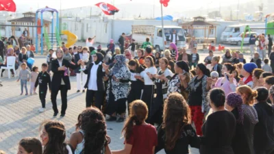 Kırıkhan’da 8 Nisan Dünya Romanlar Günü kapsamında düzenlenen etkinlikte, Roman