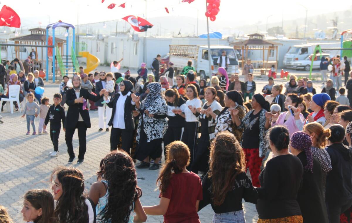 Kırıkhan’da 8 Nisan Dünya Romanlar Günü kapsamında düzenlenen etkinlikte, Roman