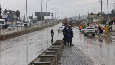 Şiddetli yağışların etkisiyle ulaşıma kapanan Antakya-Reyhanlı yolu, ekiplerin yoğun çalışmasının