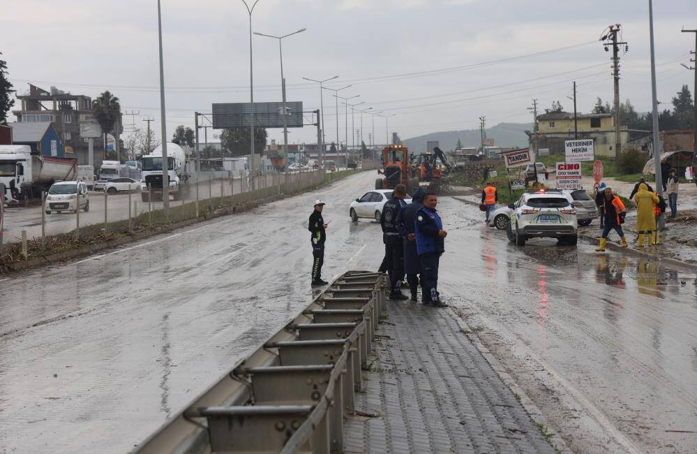 Şiddetli yağışların etkisiyle ulaşıma kapanan Antakya-Reyhanlı yolu, ekiplerin yoğun çalışmasının