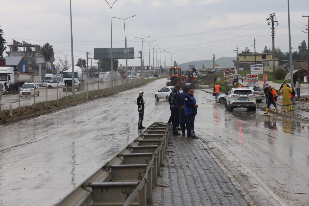 Şiddetli yağışların etkisiyle ulaşıma kapanan Antakya-Reyhanlı yolu, ekiplerin yoğun çalışmasının