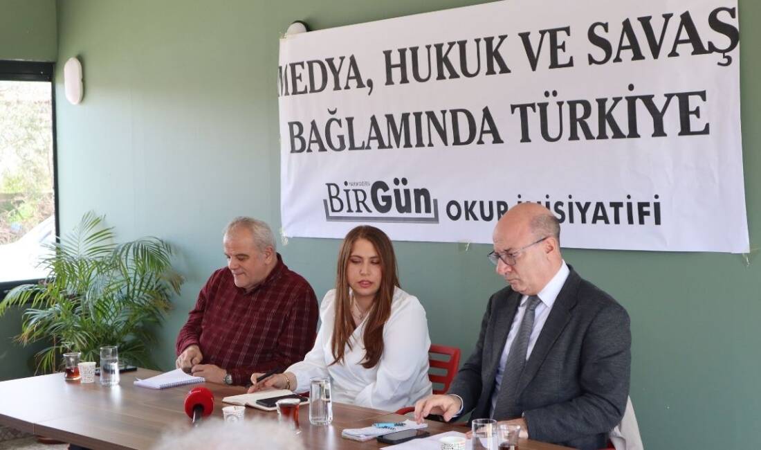 Hatay’da BirGün Okur İnisiyatifi tarafından düzenlenen “Medya, Hukuk ve Savaş