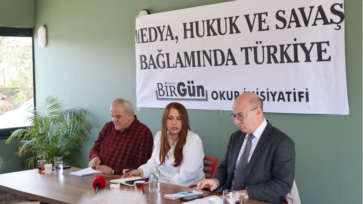 Hatay’da BirGün Okur İnisiyatifi tarafından düzenlenen “Medya, Hukuk ve Savaş