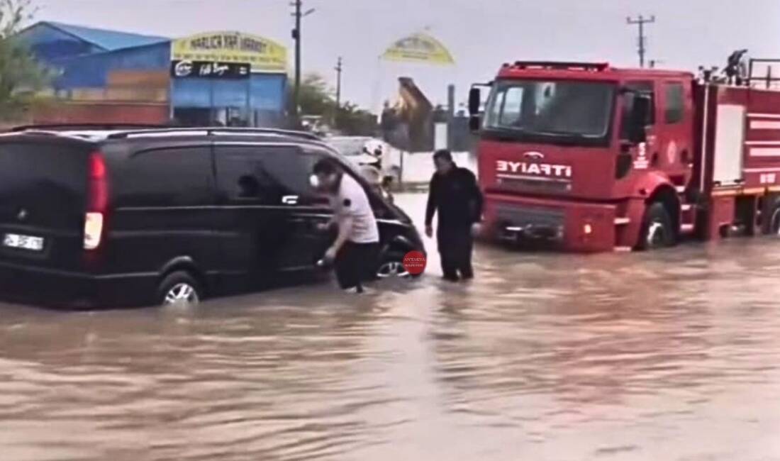 Hatay’ın Antakya ilçesinde gece saatlerinden itibaren etkili olan sağanak yağış,