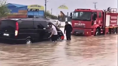 Hatay’ın Antakya ilçesinde gece saatlerinden itibaren etkili olan sağanak yağış,