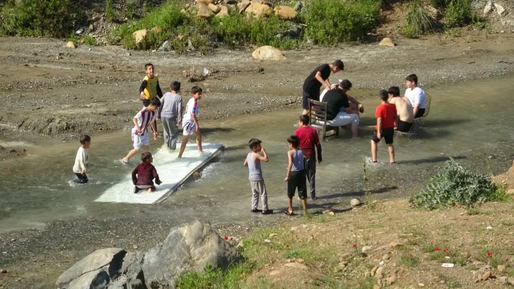 Hatay’da etkisini artıran sıcak hava, özellikle çocukları serinleme arayışına yöneltti.