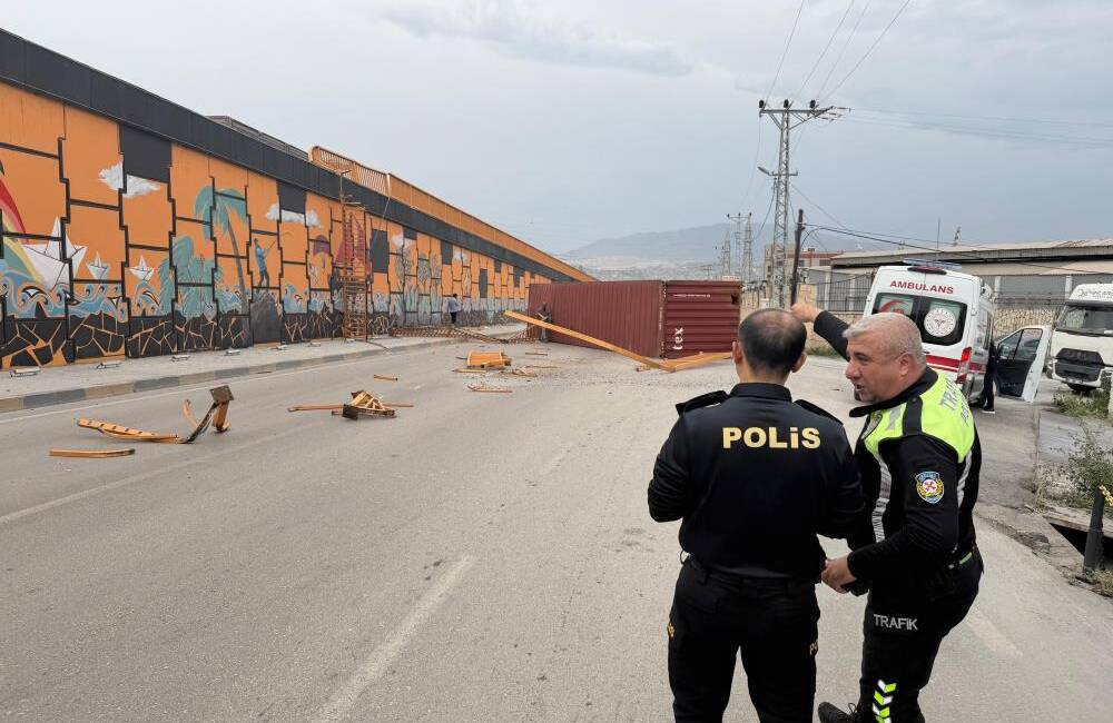 Hatay’ın İskenderun ilçesinde etkili olan kuvvetli fırtına, seyir halindeki tırın