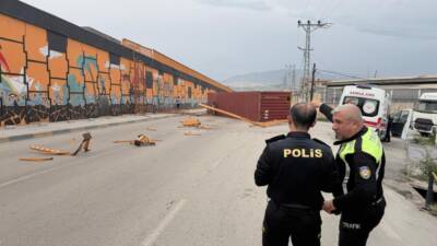 Hatay’ın İskenderun ilçesinde etkili olan kuvvetli fırtına, seyir halindeki tırın